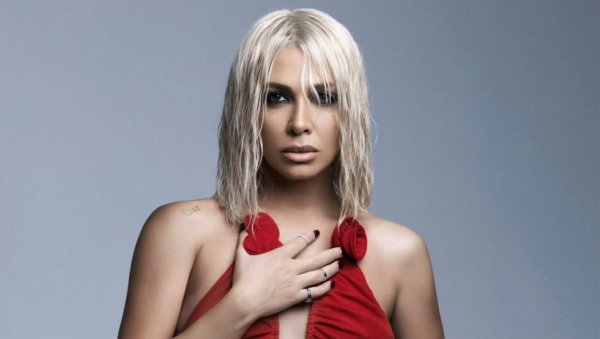 КО МЕ ЈЕ ТЕРАО ДА ТЕ ЗАВОЛИМ: Милица Тодоровић на Дан жена запевала снажне стихове (ФОТО)