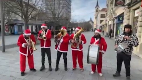 DUH JUGA U BANATU: Trubači Deda Mrazovi iz Vranja na ulicama Zrenjanina (VIDEO)