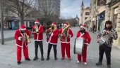 DUH JUGA U BANATU: Trubači Deda Mrazovi iz Vranja na ulicama u Zrenjaninu (VIDEO)