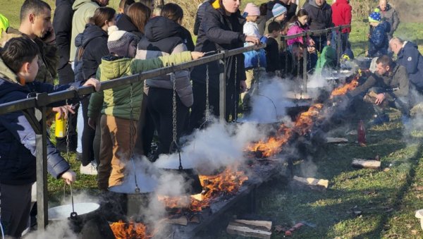 НАЈМЛАЂИ КУВАЛИ ПАПРИКАШ: У Апатину одржана радионица за припрему рибљег специјалитета