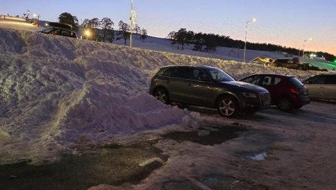 BEZOBRAZLUK - OVAKO IZGLEDA PARKING NA ZLATIBORU: Neočišćeno i zaleđeno, a sve naplaćuju uredno!