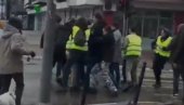 PRETUČEN ČOVEK U NOVOM SADU, PRED ĆERKOM KOJA VRIŠTI OD STRAHA: Jeziv snimak sa protesta (VIDEO)