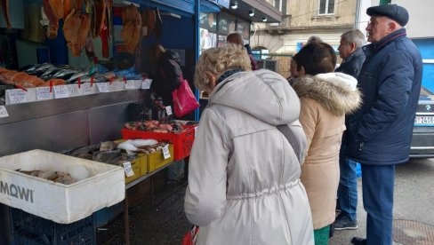 ГРАЂАНИ СПРЕМАЈУ ПОСНУ ТРПЕЗУ ЗА БАДЊИ ДАН: Колика је цена рибе на београдским пијацама - Ово је детаљан списак (ФОТО)