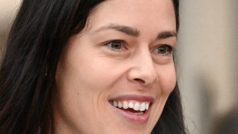 ПРОВИДНА БЛУЗА, ЦРНИ БРУСХАЛТЕР: Ана у изазовном издању - мушкарце оставила без даха (ФОТО)