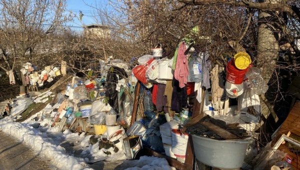 НЕ ПОМАЖЕ ЧАК НИ ПРИЈАВА ИЗ ОПШТИНЕ: Несавесни грађанин грочанског насеља Винча и даље гомила отпад