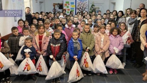 ПРЕДСЕНИК ВУЧИЋ ОБРАДОВАО МАЛИШАНЕ У КОСОВСКОЈ КАМЕНИЦИ ПРЕД БОЖИЋ: Новогодишњи пакетићи на дар