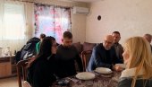 ВУЧЕВИЋ ПОСЕТИО ЗА БАДЊИ ДАН ПОРОДИЦУ ФИРИЋ: На нама је да им дамо снаге да наставе живот