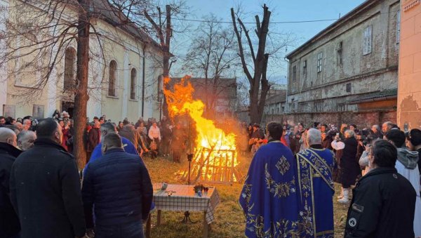 БАДЊАК У ПОРТИ УСПЕНСКОГ ХРАМА У ЦЕНТРУ ЗРЕЊАНИНА: Уз Рождество и кувано црвено вино