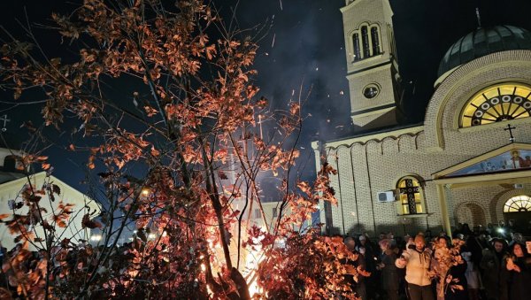 СВАКА ИСКРА ВЕРУ СВЕДОЧИ: Паљење бадњака у угљевичким храмовима