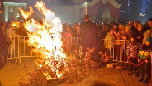 BOŽIĆNE SVEČANOSTI U KRAGUJEVCU : Tradicionalno paljenje badnjaka i lomljenje česnice u portama hramova