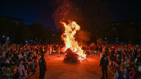 ВЕЛИКИ БРОЈ ГРАЂАНА У НИШУ: Испред Храма цара Константина и царице Јелене наложен бадњак (ФОТО)