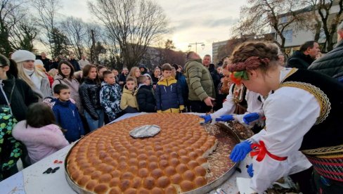 ПРАВОСЛАВНИ ХРАМОВИ ПУНИ ВЕРНИКА: У Лесковцу и околини обележено Бадње вече и Божић