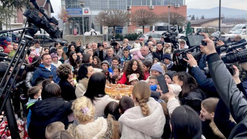 ČESNICA JE SIMBOL NAŠE VERE U centru Gračanice lomljena česnica teška deset kilograma sa tri zlatnika