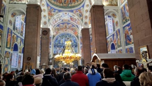 BOŽIĆNA LITURGIJA I ČESNICA: U Paraćinu najradosniji praznik proslavljen na tradicionalni način (FOTO)