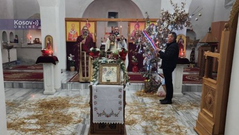 VERNICI ZA BOŽIĆ U CRKVI SVETOG NIKOLE U PRIŠTINI: Dolazak za praznik budi nadu da ćemo se jednog dana vratiti (VIDEO)