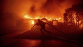 ДВОЈИЦА МУШКАРАЦА ЗАРОБЉЕНА У СТРАВИЧНОЈ БУКТИЊИ: Снимали све до последње секунде (ВИДЕО) ДВОЈИЦА МУШКАРАЦА ЗАРОБЉЕНА У СТРАВИЧНОЈ БУКТИЊИ: Снимали све до последње секунде (ВИДЕО)