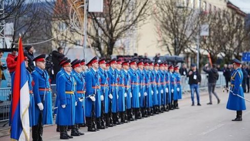 СВЕ СПРЕМНО ЗА СВЕЧАНИ ДЕФИЛЕ ПОВОДОМ ДАНА РЕПУБЛИКЕ СРПСКЕ: Учесници су се већ упутили на Трг Крајине (ФОТО/ВИДЕО)