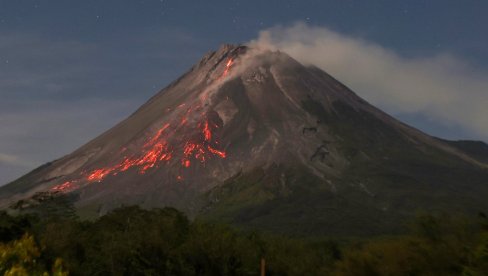 SNAŽNA VULKANSKA ERUPCIJA U INDONEZIJI: Vulkan eruptirao pet puta, izbacujući lavu