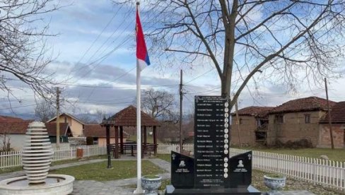 КУРТИЈЕВИ ТЕРОРИСТИ ОСКРНАВИЛИ ЗАСТАВУ СРБИЈЕ: У Гораждевцу поново скинута застава Србије са споменика посвећеном жртвама НАТО бомбардовања