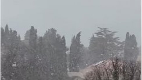 NEZAPAMĆENA OLUJA U CRNOJ GORI: Popaljeni meteoalarmi, sneg prekrio plažu - najgore tek dolazi (VIDEO)