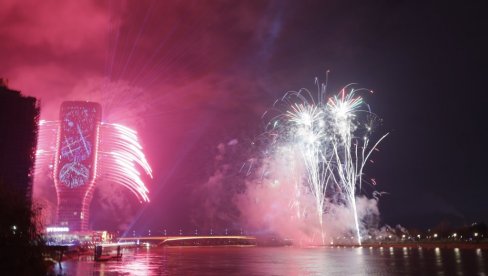 SPEKTAKL U BEOGRADU: Srpska nova godina dočekana uz vatromet u Beogradu na vodi i koncert na Trgu republike (FOTO)