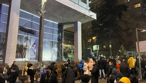 PROTEST OPOZICIJE: Blokirana Takovska, prisutni stranci i Dragan Đilas (FOTO)