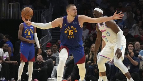 CEO SVET U ČUDU! NBA liga je ovo samo jednom videla, Nikola Jokić brutalnu partiju začinio trojkom preko celog terena (VIDEO)