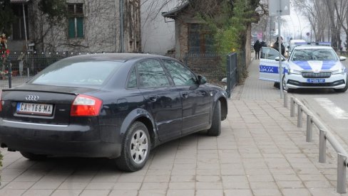 VOZAČ I SUVOZAČ POBEGLI, DROGU OSTAVILI: Detalji policijske potere za „audijem“ u centru Kraljeva