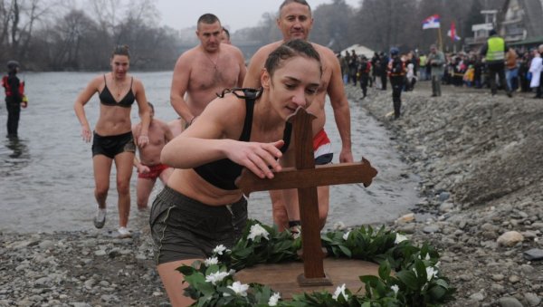 УЗ ЈАКУ ВЕРУ СВИ СУ ПОБЕДНИЦИ: И у Краљеву одржано богојављенско пливање за крст часни