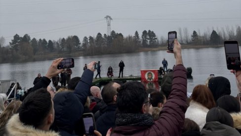 I PARISKI SRBI PLIVALI ZA KRST: Pobedio Mladen Janković (FOTO)