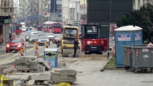 МАШИНЕ ЗАПОСЕЛЕ ПРИЗРЕНСКУ: Због радова поново раскопана улица у центру Београда