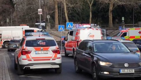 UŽAS U NEMAČKOJ, NAPAO LJUDE NOŽEM U SRED BELA DANA: Među žrtvama i dete - ubica pokušao da pobegne preko šina (VIDEO)