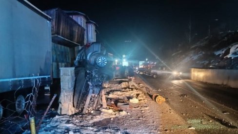 TEŠKA SAOBRAĆAJNA NESREĆA U ROŽAJAMA: Jedan brat poginuo, drugi teško povređen (FOTO)