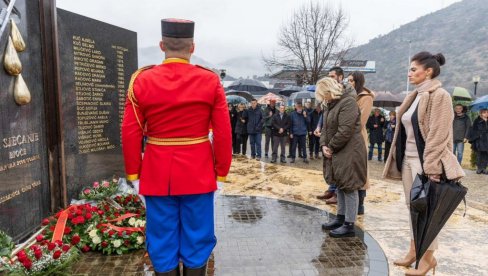 JEDNA OD NAJVEĆIH TRAGEDIJA U ISTORIJI CRNE GORE: Ministarka saobraćaja Maja Vukićević položila venac na spomenik na Bioču