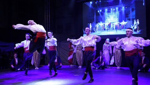 ČETIRI SATA IGARA ZA PAMĆENJE: Bezmalo 500 članova AKUD Kosta Abrašević u Valjevu organizovalo folklorni spektakl