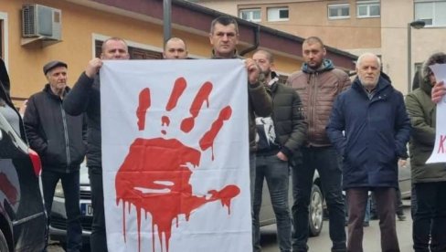 KURTI JOŠ JEDNOM PODRŽAO PROTESTE STUDENATA U BEOGRADU: NJegov pulen Radomirović danas sa crvenom šakom na protestu u Mitrovici (FOTO)