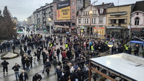 POČELO OKUPLJENJE NARODA U JAGODINI: Dva sata pred početak velikog skupa koji je najavio Vučić (FOTO/VIDEO)