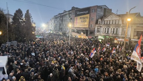 PREPUN TRG U JAGODINI: Reke ljudi se slivaju da podrže Vučića - pogledajte snimak sa mesta gde će biti veliki skup (VIDEO)