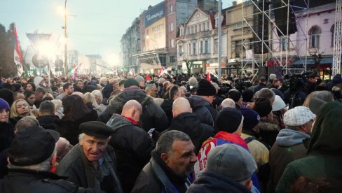 VELIČANSTVEN SKUP U JAGODINI: Više od 50.000 ljudi, a 150 autobusa još nije ušlo u grad