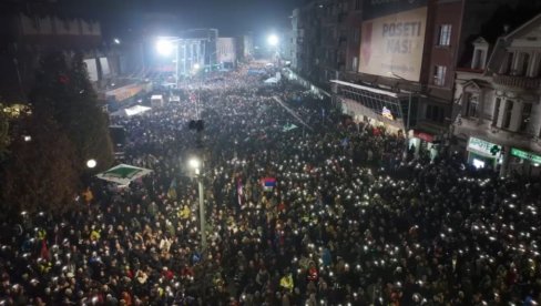 JAGODINA BLJEŠTI: Upaljeni blicevi telefona na skupu (VIDEO)