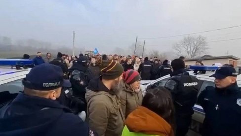 UMESTO STUDENATA - PROFESIONALCI: Poznata lica opozicije u prvim redovima - prave vođe protesta prave haos kod Novog Sada