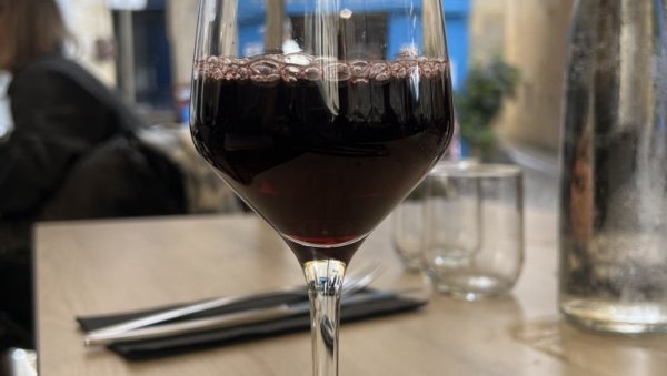 НАУЧНА СТУДИЈА: Вино смањује ризик од кардиоваскуларних болести, а пиво и жестока пића га повећавају