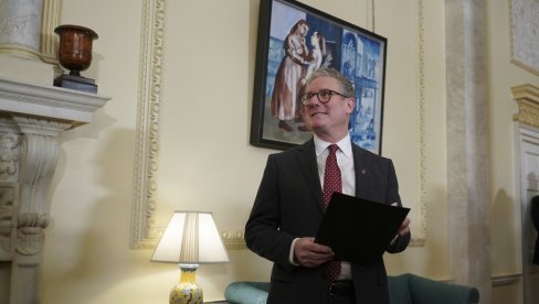 BRITANCI REŠILI DA SPALE LUTKU PREMIJERA: Starmer kao Trampova ulizica (FOTO)