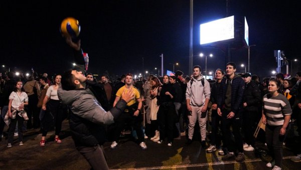 ПРВА ВЕСТ НА ДРЖАВНОЈ ТЕЛЕВИЗИЈИ У ХРВАТСКОЈ БЛОКАДЕ У СРБИЈИ: Сад се види коме је све у интересу ова ситуација у нашој земљи