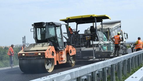 ФАЈНЕНШЕЛ ТАЈМС: Србија за 10 година изградила 5 пута више путева него Велика Британија ФАЈНЕНШЕЛ ТАЈМС: Србија за 10 година изградила 5 пута више путева него Велика Британија