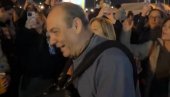 СРАМОТА: Овако се жртве не жале, присталице опозиције у Новом Саду певају и веселе се (ВИДЕО) СРАМОТА: Овако се жртве не жале, присталице опозиције у Новом Саду певају и веселе се (ВИДЕО)
