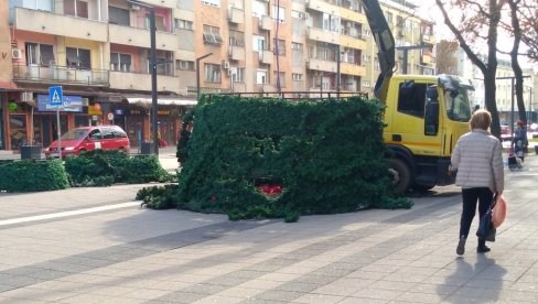 ПОЧЕЛА ДЕМОНТАЖА: Уклања се новогодишња улична декорација