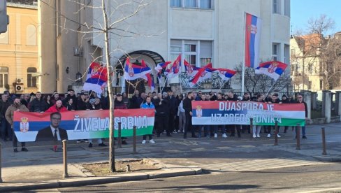 ŽIVELA SRBIJA! DIJASPORA JE UZ PREDSEDNIKA VUČIĆA: Skup podrške ispred ambasade u Budimpešti (FOTO)