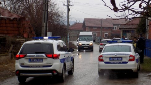 УДАРИО ТАШТУ СЕКИРОМ У ГЛАВУ: Мушкарцу из Лесковца одређен притвор због покушаја убиства УДАРИО ТАШТУ СЕКИРОМ У ГЛАВУ: Мушкарцу из Лесковца одређен притвор због покушаја убиства