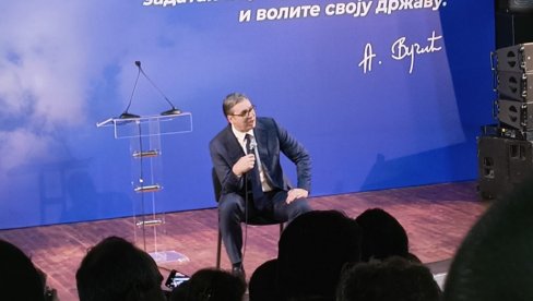 VUČIĆ U RASINSKOM OKRUGU: Predsednik razgovarao sa građanima Varvarina  (VIDEO)